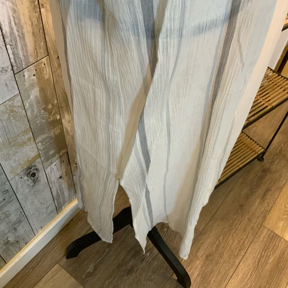 Garnet Hill long sheer button down. Size 2 - Picture 3 of 6